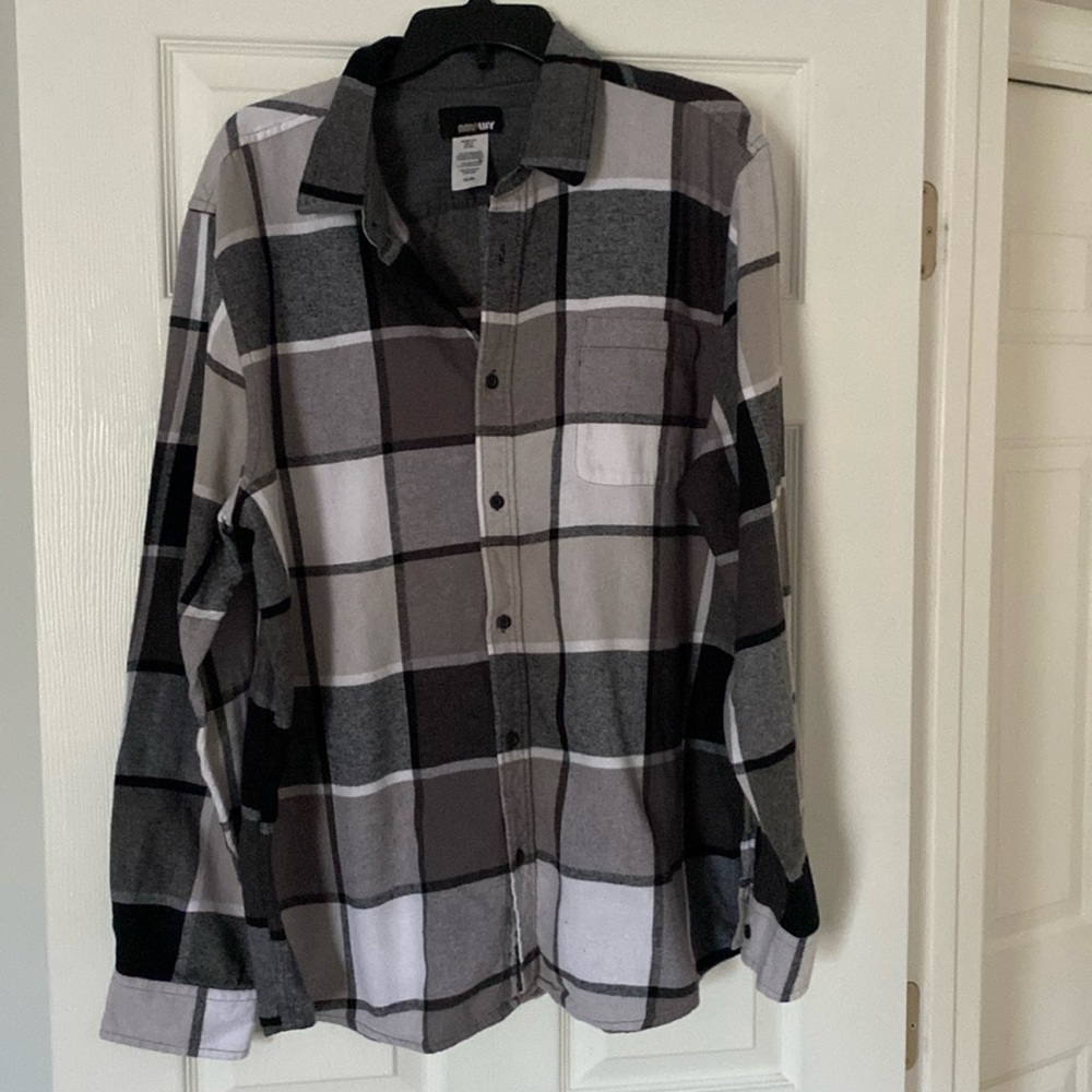 Men’s Gray, White, & Black Shirt